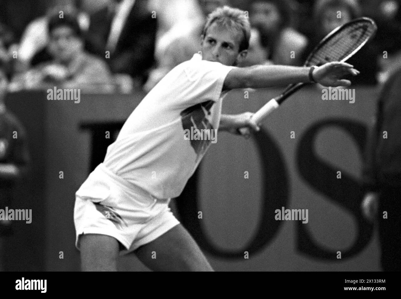 Davis Cup Autriche vs Australie. L'Autriche a complété le 5 février 1989 une victoire 5-0 sur l'Australie lorsque Tomas Muster a battu Pat Cash 6-2, 6-0 dans le deuxième des singles inversés. Photo : Thomas Muster, numéro un autrichien (14e au classement mondial) en action. - 19890205 PD0003 - Rechteinfo : droits gérés (RM) Banque D'Images