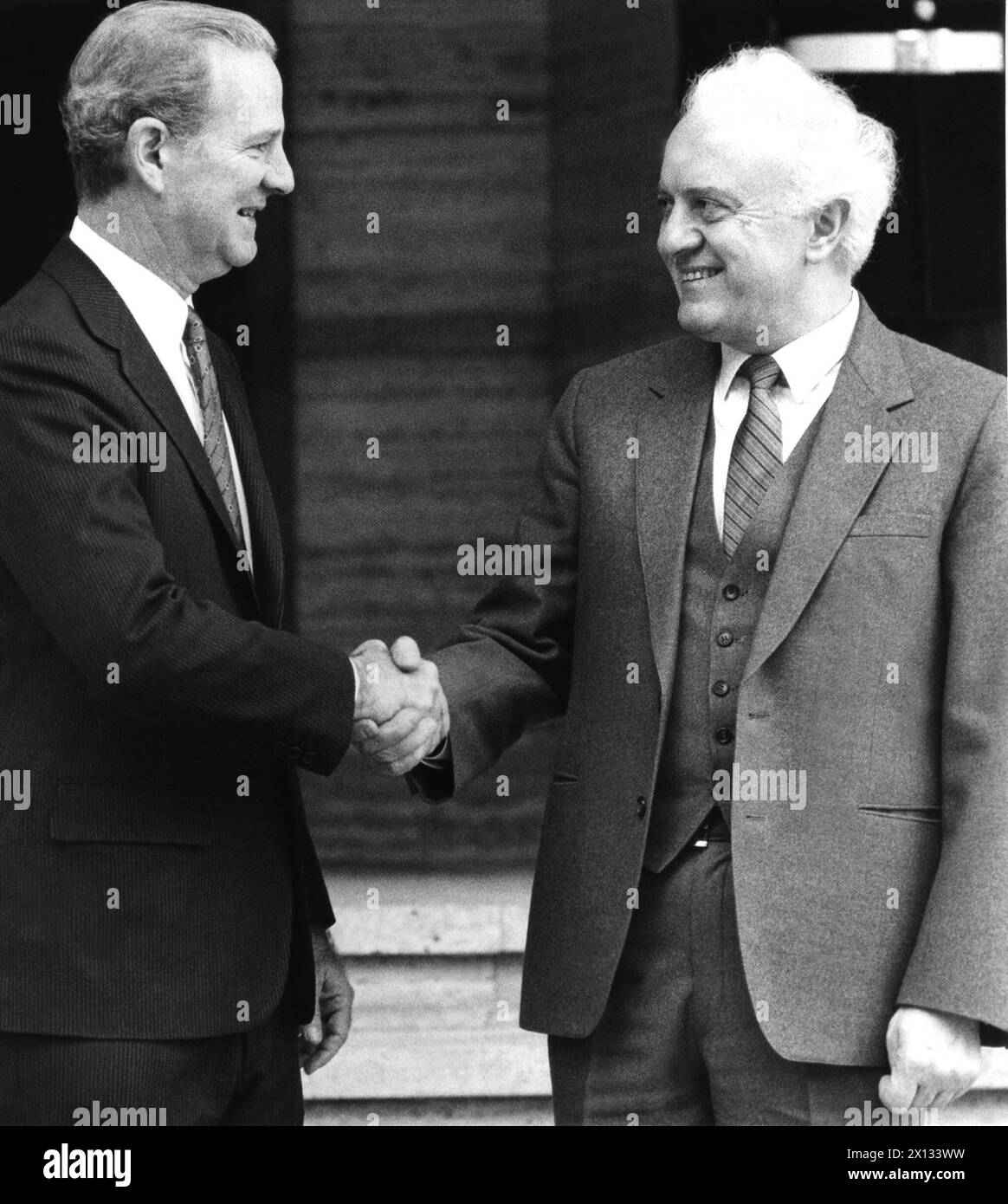 Vienne le 7 mars 1989 : rencontre du ministre américain des Affaires étrangères James Baker et de son homologue russe Eduardo Schewardnadse à l'ambassade américaine à Vienne. Dans l'image serrer la main entre Baker (à gauche) et Shevardnadze (à droite) - 19890307 PD0017 - Rechteinfo : droits gérés (RM) Banque D'Images