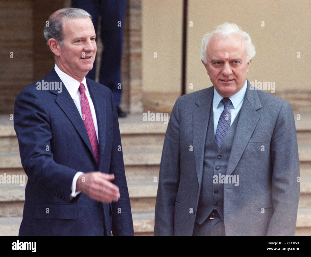 Vienne le 7 mars 1989 : rencontre du ministre américain des Affaires étrangères James Baker (à gauche) et de son homologue russe Edouard Chevardnadze (à droite) à l'ambassade américaine à Vienne. - 19890307 PD0023 - Rechteinfo : droits gérés (RM) Banque D'Images