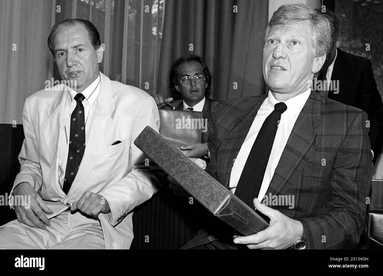 Vienne le 25 juillet 1989 : procès contre les trois médecins du service gynécologique de l'hôpital Lainz de Vienne. Sur la photo Heinz Dobrovits (à gauche) (chef du département gynécologique) et Sepp Leodolter (à droite) (chef du département). - 19890725 PD0004 - Rechteinfo : droits gérés (RM) Banque D'Images