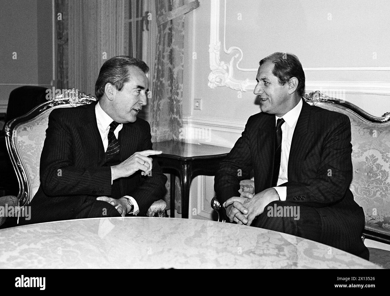 Vienne le 1er décembre 1989 : le ministre autrichien des Affaires étrangères Alois Mock (g.) et Marek Venuta, émissaire extraordinaire de la CSSR, se sont réunis pour parler de la destruction du « rideau de fer » et du trafic touristique attendu. - 19891201 PD0017 - Rechteinfo : droits gérés (RM) Banque D'Images