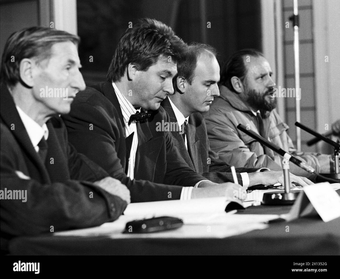 Vienne le 1er décembre 1989 : discussion sur la privatisation du zoo de Vienne Schoenbrunn avec (F.l.t.r.) Friz Hirsch (président du conseil d'administration du zoo Hellabrunn de Munich), HR. Schwarz (Management Club), Bernd Rieszland (Erste Bank) et Dr Fritz Boeck (directeur du zoo). - 19891201_PD0018 - Rechteinfo : droits gérés (RM) Banque D'Images