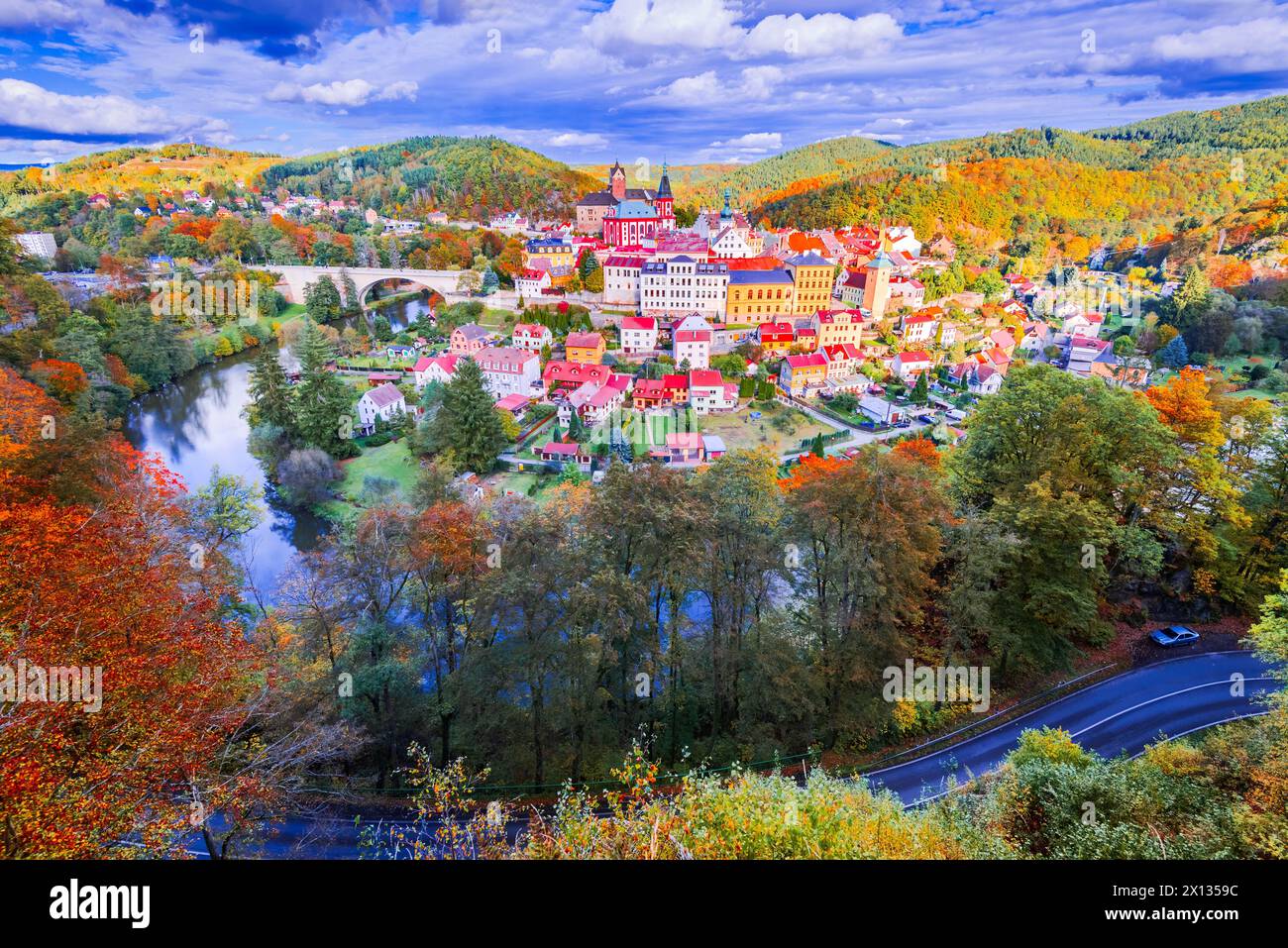 Loket, République tchèque. Belles couleurs d'automne en automne Sudètes ville médiévale et rivière Ohre, Bohême. Banque D'Images