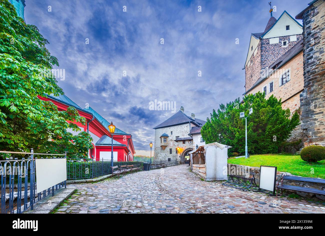 Loket, République tchèque. Charmant paysage urbain nuageux avec centre-ville médiéval, voyage en Bohême. Banque D'Images