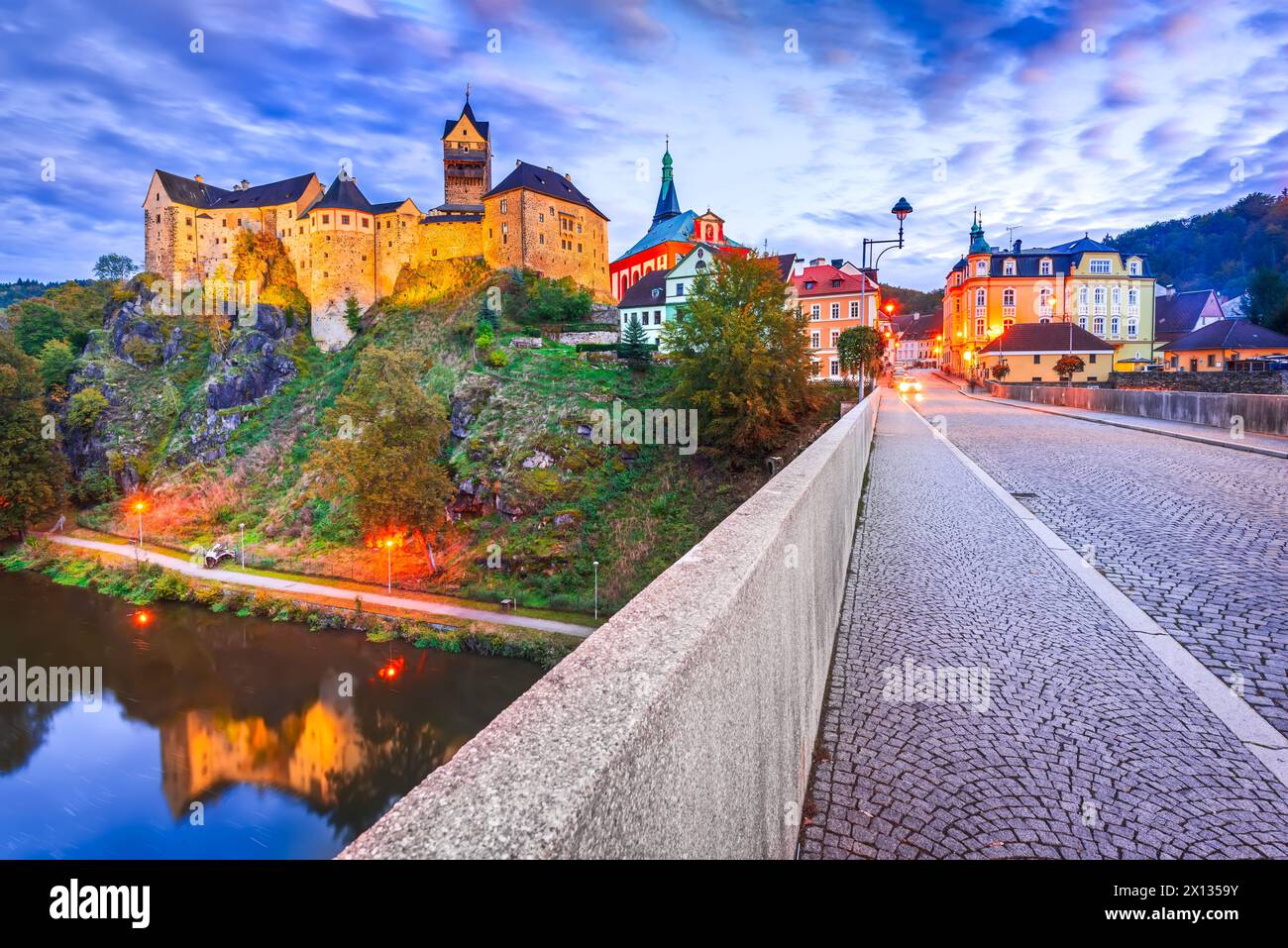 Loket, République tchèque. Charmante ville médiévale fortifiée en Bohême, illuminée à l'heure bleue. Banque D'Images