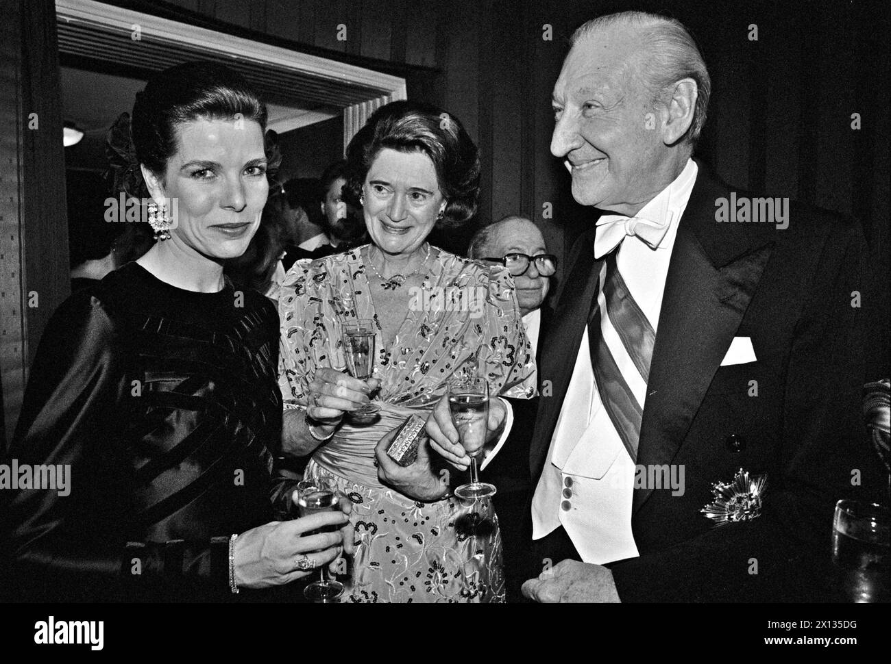 Vienne le 23 février 1990 : le chancelier fédéral autrichien Kurt Waldheim (à droite) avec son épouse Elisabeth (c.) et la princesse Caroline de Monaco (à gauche) au Bal de l'Opéra de Vienne. - 19900223 PD0026 - Rechteinfo : droits gérés (RM) Banque D'Images