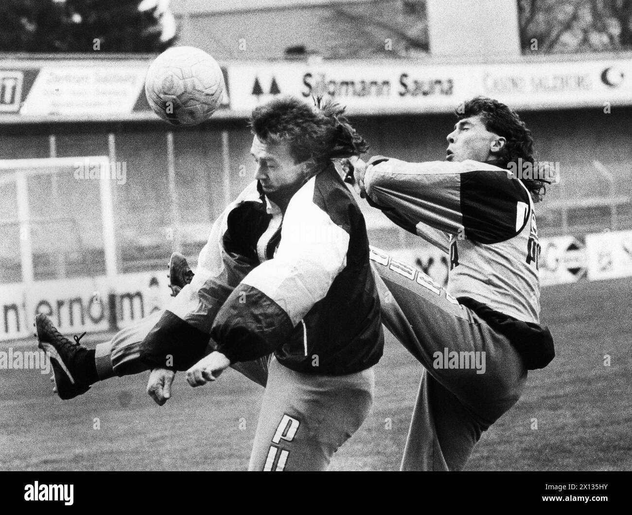 Entraînement de l'équipe nationale autrichienne de football à Salzbourg le 10 avril 1990 pour le prochain match amical contre la Hongrie. Sur la photo : duel dur entre Toni Polster (R.) et Andreas Ogris. - 19900410 PD0009 - Rechteinfo : droits gérés (RM) Banque D'Images