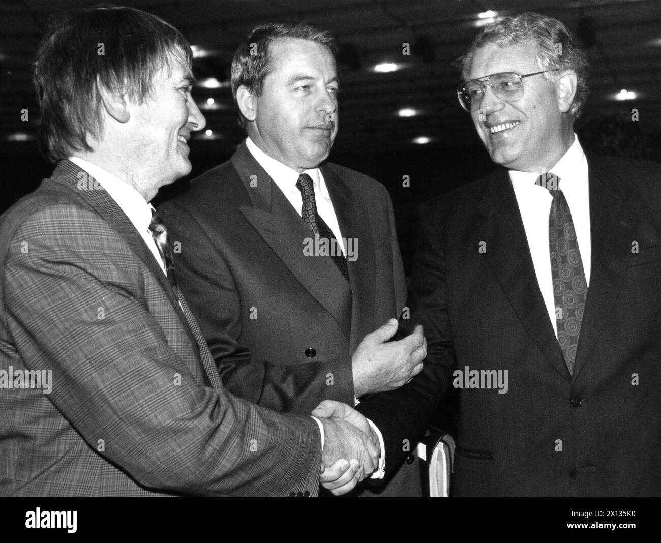 Conférence environnementale du Parti social autrichien au Centre autrichien à Vienne le 21 avril 1990. Sur la photo (F.l.t.r.) : Otto Schily (Parti social allemand), le chancelier fédéral Franz Vrantizyk et le ministre de la circulation Rudolf Streicher. - 19900421 PD0002 - Rechteinfo : droits gérés (RM) Banque D'Images