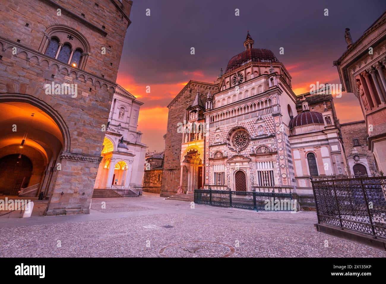 Bergame, Italie. Capela Colleoni et petite Piazza Duomo, lumières du matin. Citta Alta belle lumière du jour. Banque D'Images