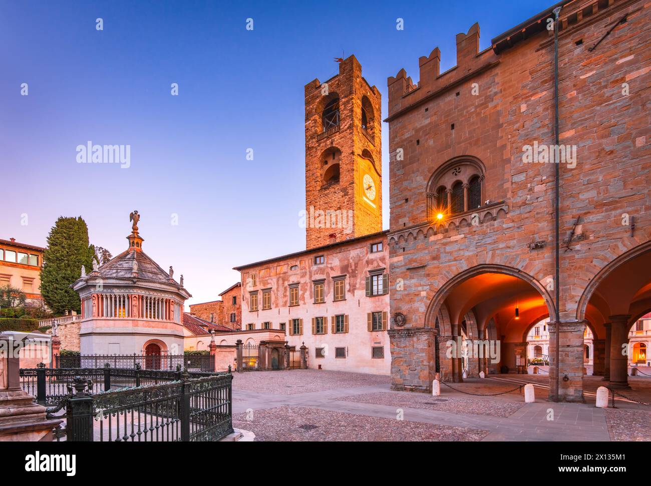 Bergame, Italie. Piazza Duomo Bergamo Alta et Campanone. Citta Alta au crépuscule, belle ville historique en Lombardie. Banque D'Images
