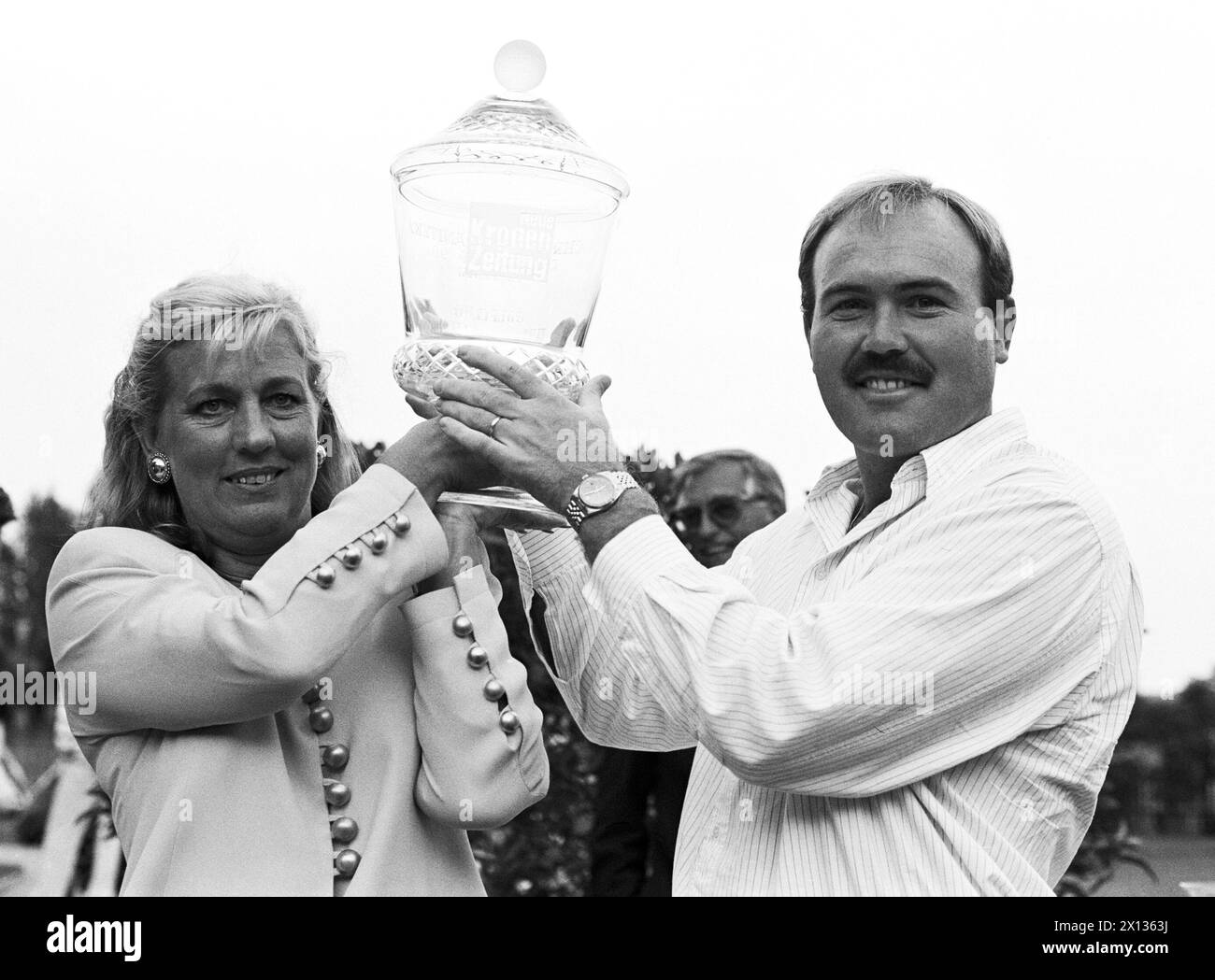 Vienne le 22 mai 1990 : Ronan Rafferty, pro du golf de Northern Rafferty, a remporté avec 135 coups le trophée de la 'Christine Vranitzky Charity Cup'. Sur la photo : Christine Vranitzky (épouse du chancelier fédéral autrichien) et Rafferty. - 19900522 PD0011 - Rechteinfo : droits gérés (RM) Banque D'Images