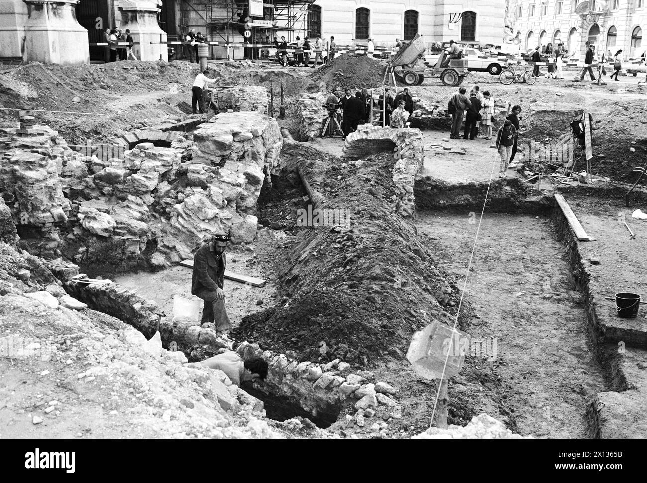 Vienne le 12 juin 1990 : pendant les travaux de construction de la Michaelerplatz de Vienne, des creuseurs ont fouillé les fondements de l'ancien théâtre latin. - 19900612 PD0008 - Rechteinfo : droits gérés (RM) Banque D'Images