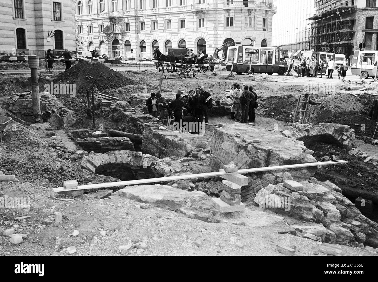 Vienne le 12 juin 1990 : pendant les travaux de construction de la Michaelerplatz de Vienne, des creuseurs ont fouillé les fondements de l'ancien théâtre latin. - 19900612 PD0009 - Rechteinfo : droits gérés (RM) Banque D'Images