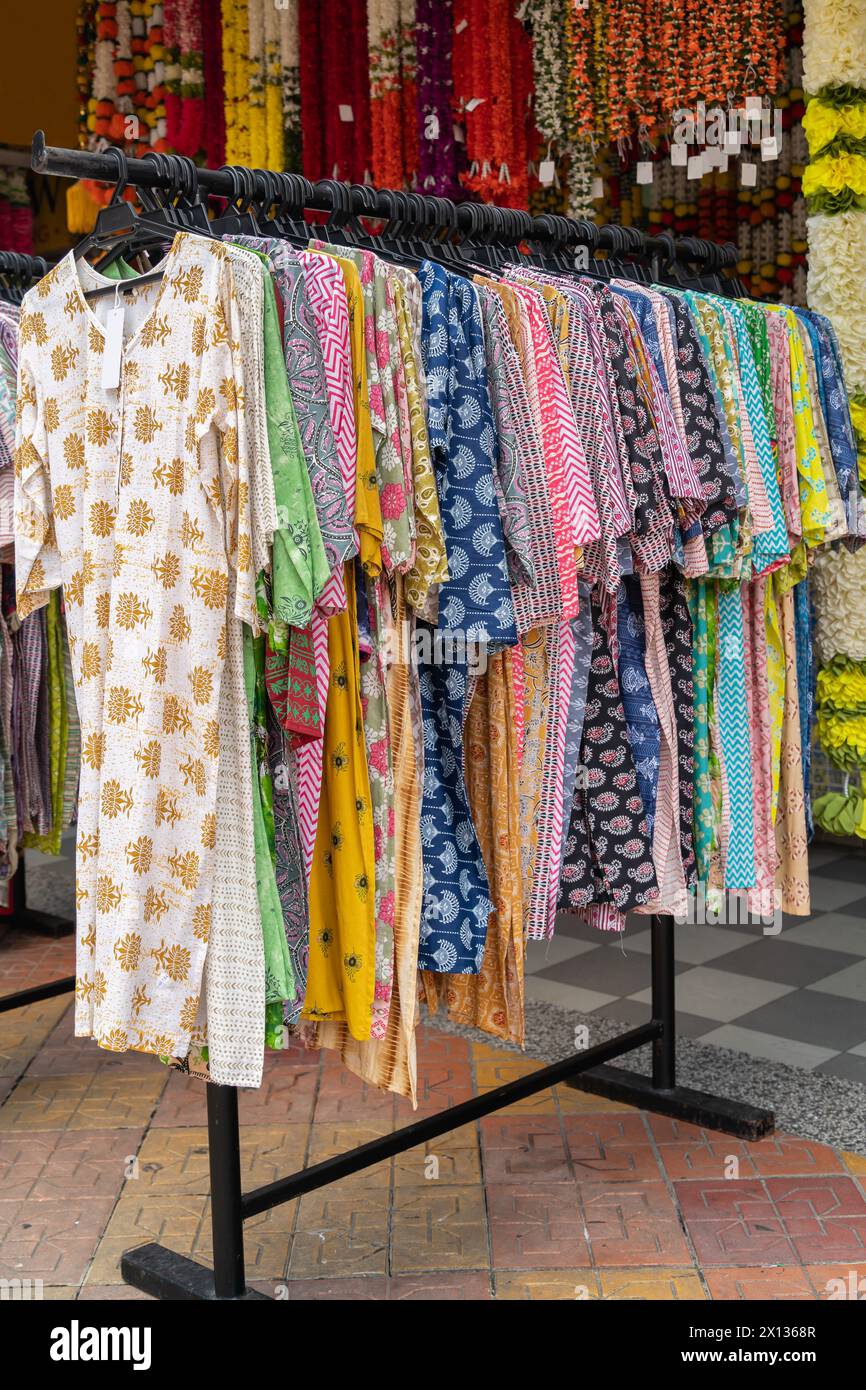 Costumes indiens colorés vendus devant la boutique de Brickfields Little India. Banque D'Images