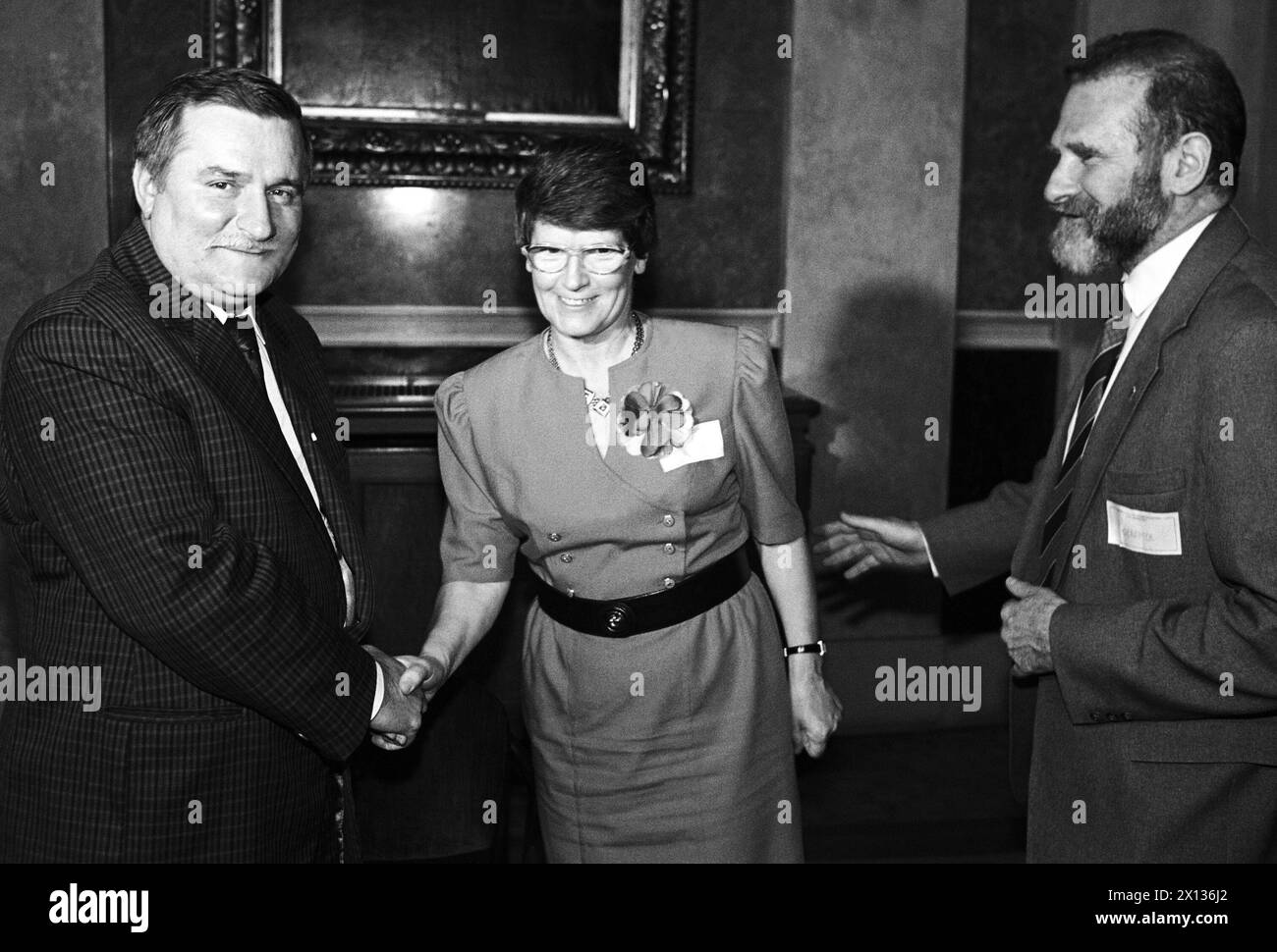 La conférence "L'Europe centrale sur la voie de la démocratie" a eu lieu à la bourse de Vienne le 1er juillet 1990. Sur la photo : Lech Walesa, leader du syndicat polonais des travailleurs, Rita Suessmuth, présidente du parlement ouest-allemand et Bronislaw Gerekek, chef de la fraction parlementaire du syndicat polonais des travailleurs. - 19900629 PD0006 - Rechteinfo : droits gérés (RM) Banque D'Images