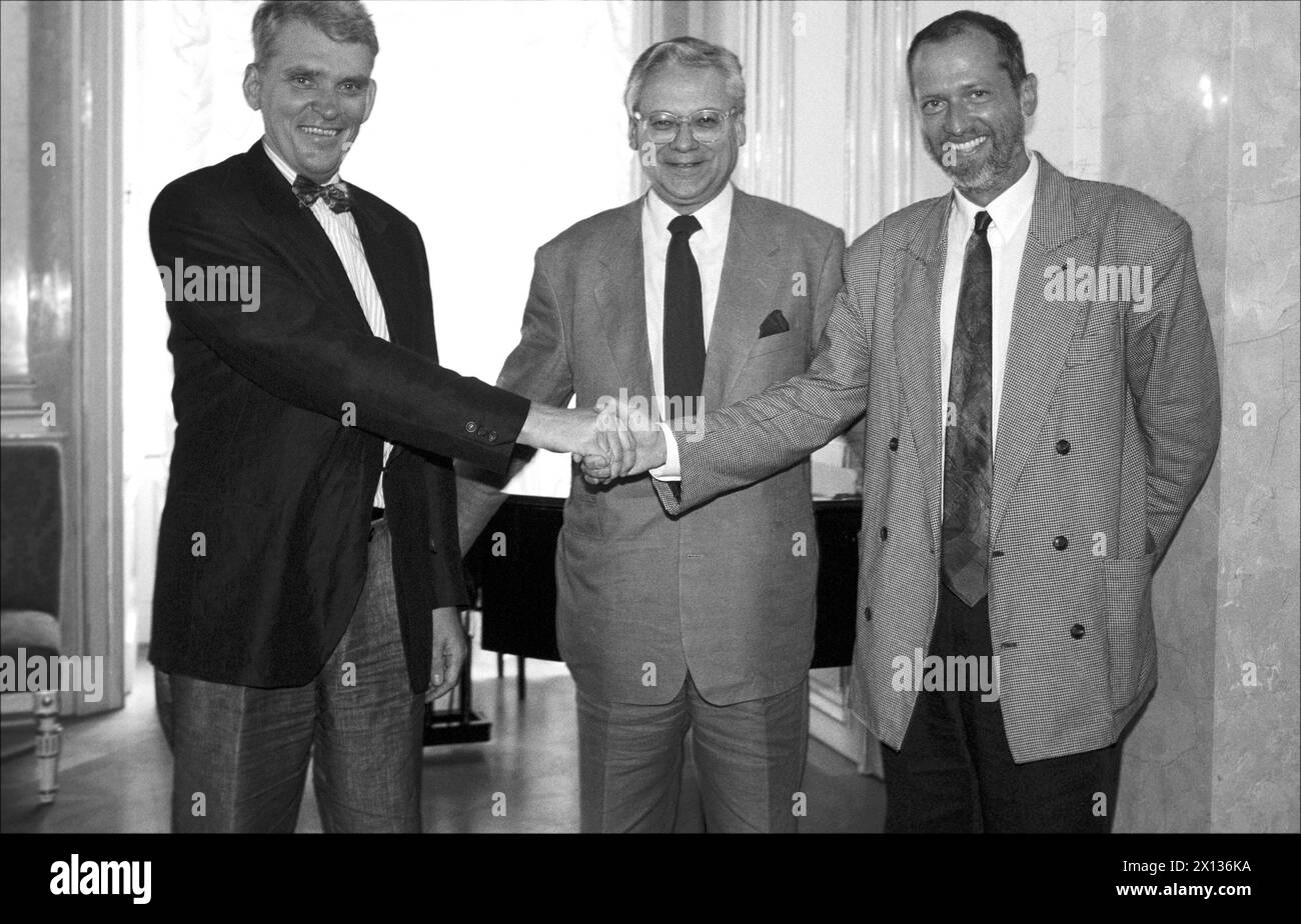 Vienne le 10 juillet 1990 : le ministre des Sciences Dr Erhard Busek (c.) a présenté l'historien Dr Dieter Bogner (g.) comme nouveau 'coordinateur de conception' du Museumsquartier et le Dr Lorand Hegyi (d.) comme nouveau directeur du Musée des Arts modernes de Vienne - 19900710 PD0006 - Rechteinfo : droits gérés (RM) Banque D'Images