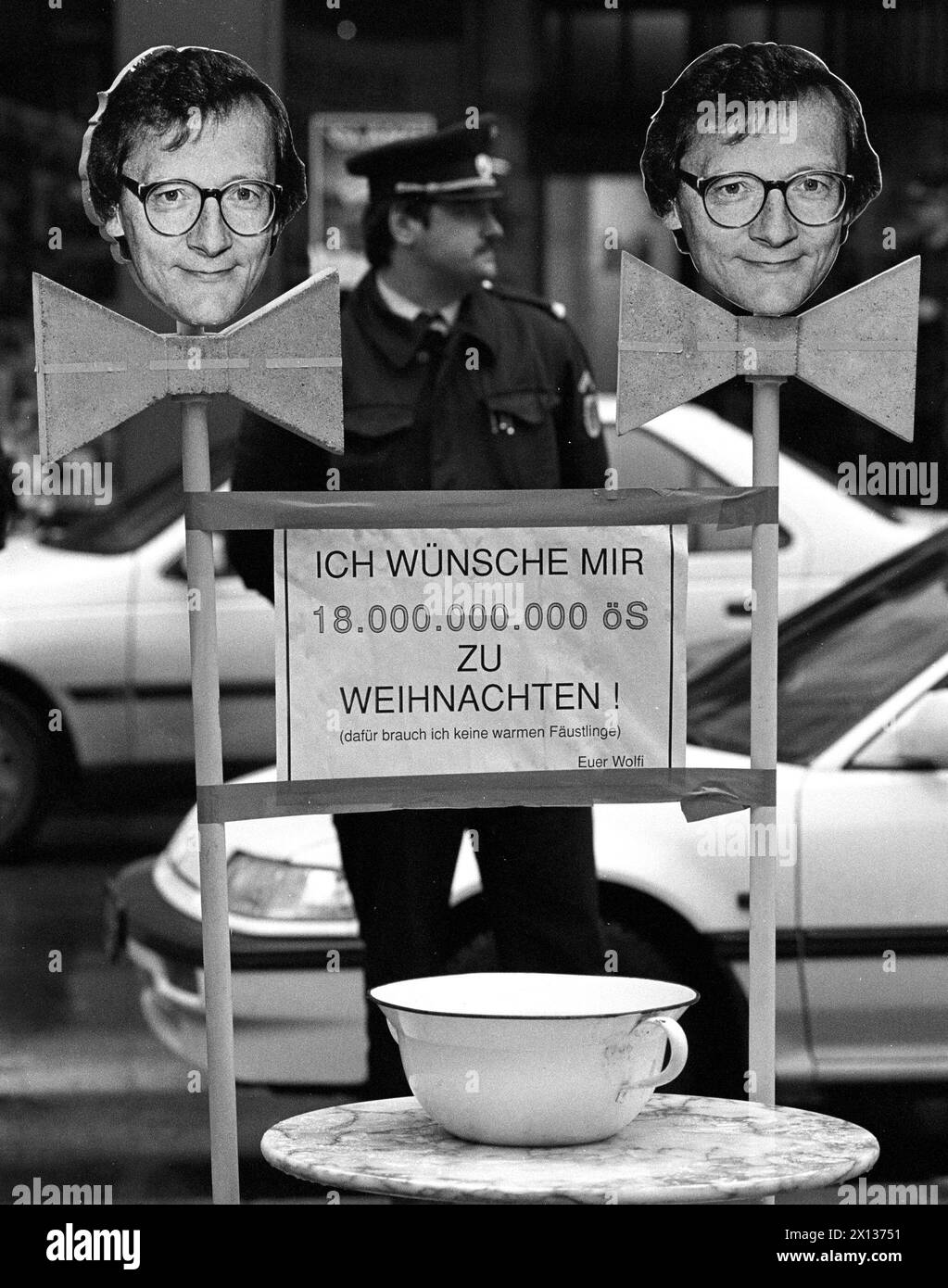 Vienne le 15 novembre 1990 : démonstration de l'initiative de transit 'Keinen Meter mehr!' (Pas plus de mètre) devant le département principal du Parti populaire autrichien (OEVP). Ils ont protesté contre les extensions du réseau routier autrichien. Dans la photo : une transparence avec Wolfgang Schuessel, responsable fédéral autrichien des affaires économiques, avec un nœud papillon en béton et le slogan "je souhaite 18.000.000.0000 Schillings pour Noël". - 19901115 PD0013 - Rechteinfo : droits gérés (RM) Banque D'Images