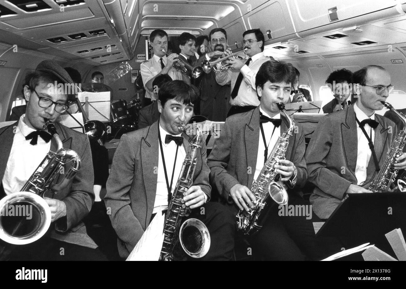 29 novembre 1990 : le 'Alpha Big Band' a présenté son nouveau CD à bord d'un AUA DC-9. - 19901129 PD0004 - Rechteinfo : droits gérés (RM) Banque D'Images