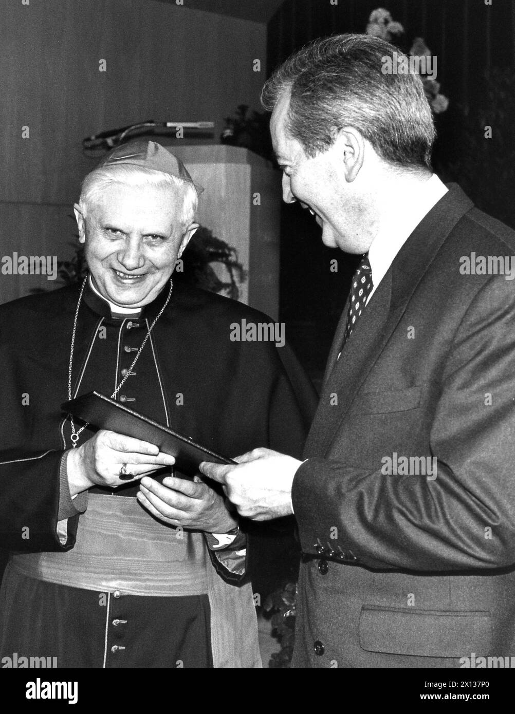 Vienne le 9 mars 1991 : le Cardinal Joseph Ratzinger (à gauche) a reçu le 'Grand Prix Léopold Kunschak' du ministre des Affaires étrangères Alois Mock (à droite) - 19910309 PD0005 - Rechteinfo : Rights Managed (RM) Banque D'Images