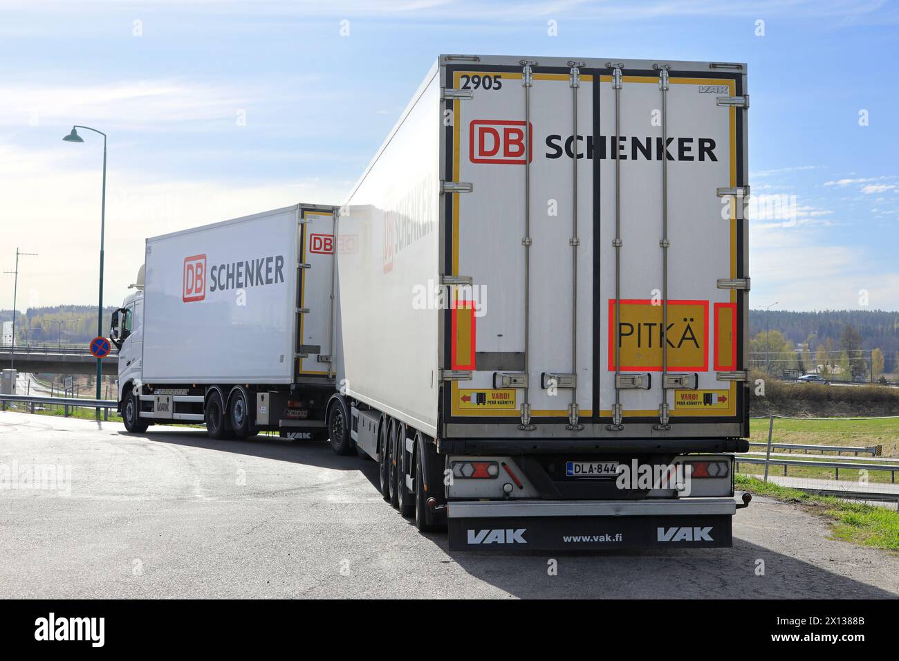 Transport long à température contrôlée pour les livraisons DB Schenker avec camion et remorque réfrigérée VAK, vue arrière. Salo, Finlande. 14 mai 2022. Banque D'Images