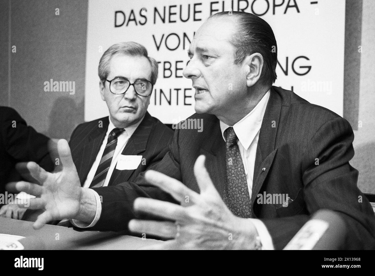 Alois Mock, ministre autrichien des Affaires étrangères (l), et Jacques Chirac, maire de Paris et président des néo-gaullistes conservateurs (R), dans le cadre de la conférence "table ronde Europe" le 14 avril 1992 à Vienne. - 19920414 PD0007 - Rechteinfo : droits gérés (RM) Banque D'Images