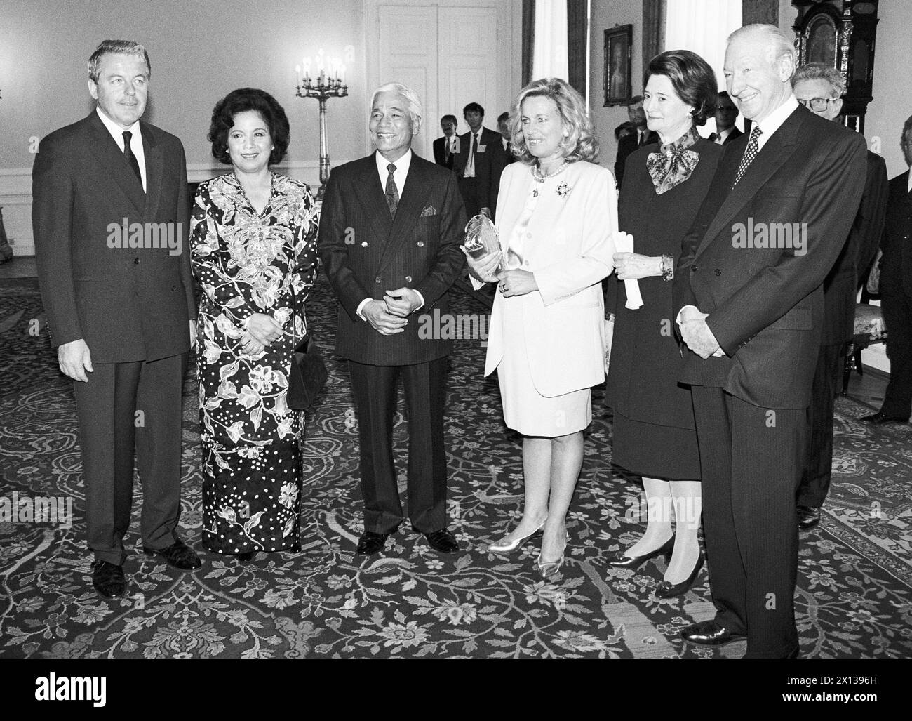 (g-d) : le chancelier autrichien Franz Vranitzky, le couple royal malaisien - la reine Tuanku Bainun et le sultan Azlan Sha - Christine Vranitzky, Elisabeth Waldheim et Kurt Waldheim le 9 avril 1992 à Vienne. - 19920409 PD0008 - Rechteinfo : droits gérés (RM) Banque D'Images