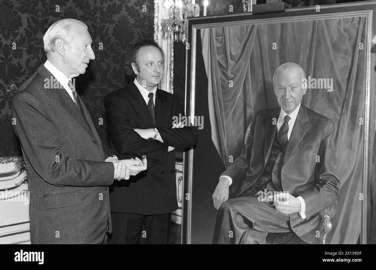 Le portrayer autrichien Mag. Michael Fuchs (M) présente sa peinture du président fédéral Kurt Waldheim (l) au sitter à Vienne le 25.06.1992. - 19920625 PD0012 - Rechteinfo : droits gérés (RM) Banque D'Images