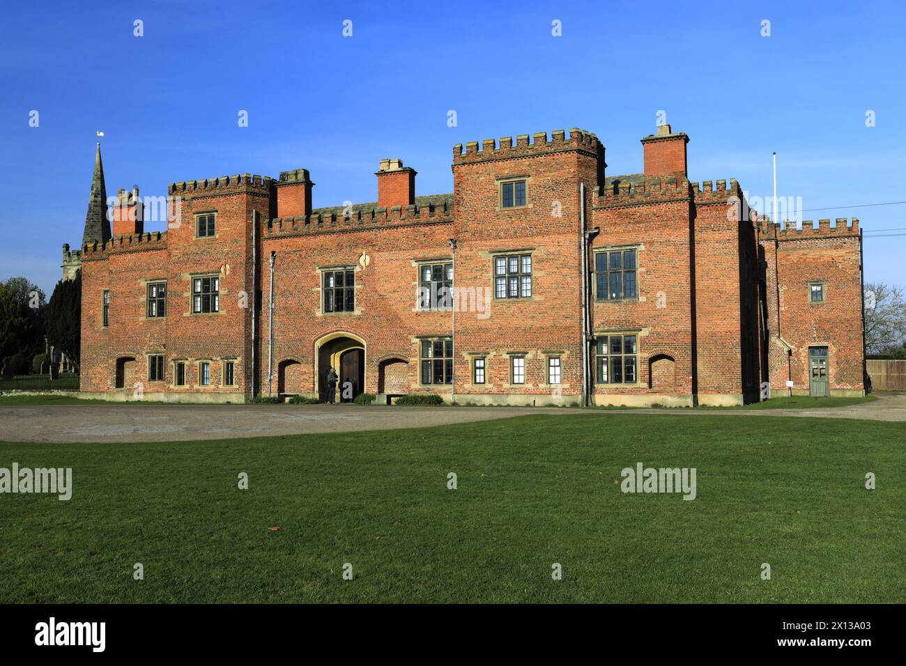 Vue printanière sur Holme Pierrepont Hall, Nottinghamshire, Angleterre, Royaume-Uni Banque D'Images