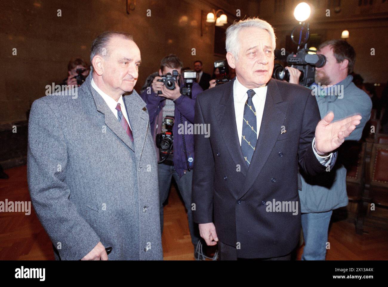 L'ancien chancelier fédéral Fred Sinowatz et l'ancien ministre des Affaires étrangères Leopold Gratz à la Cour fédérale de Viennas en raison du processus Noricum le 10 mars 1993. - 19930310 PD0024 - Rechteinfo : droits gérés (RM) Banque D'Images