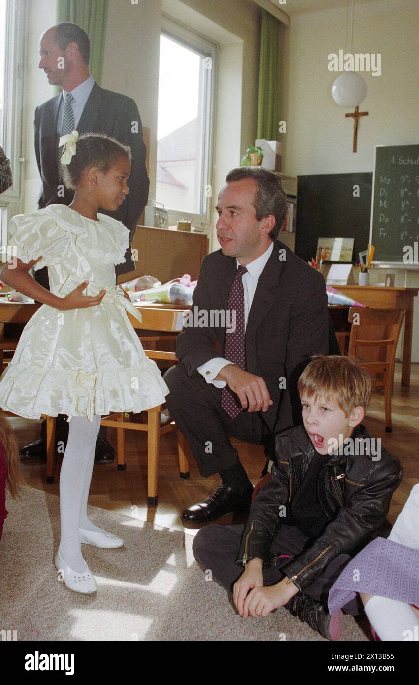 Ministre de l'éducation Rudolf Scholten lors d'une visite à l'école primaire viennoise de Graf-Starhemberg-Gasse le 6 septembre 1993. - 19930906 PD0002 - Rechteinfo : droits gérés (RM) Banque D'Images