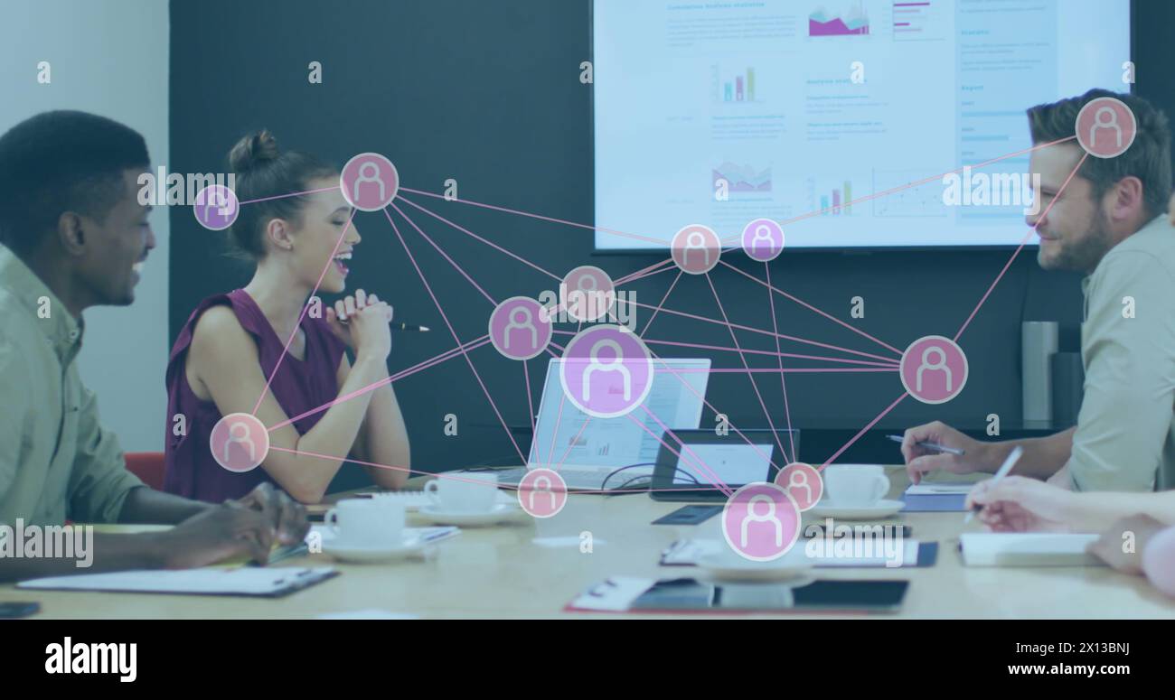 Image d'un réseau de connexions et d'icônes sur les gens d'affaires dans le bureau Banque D'Images