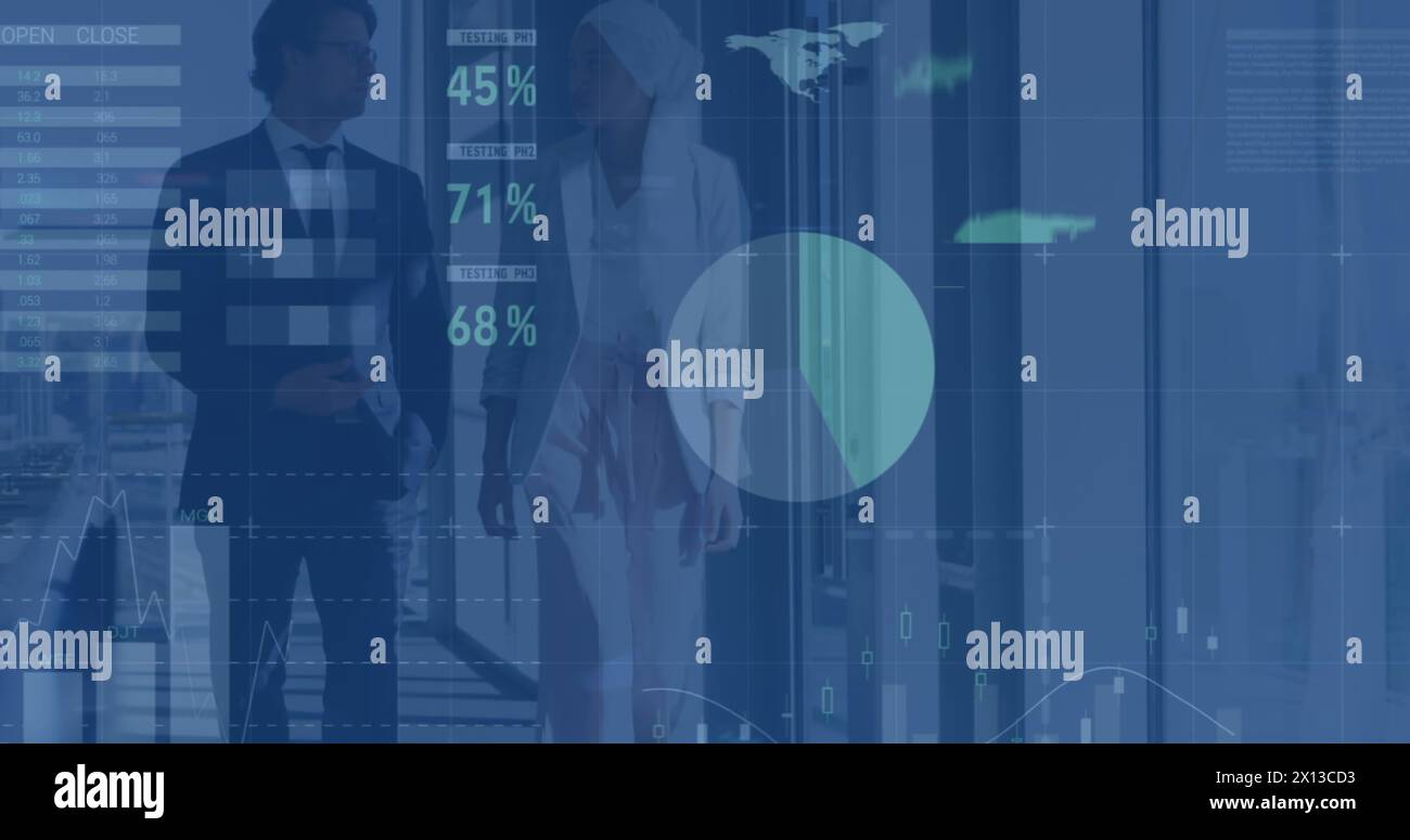 Image de l'interface infographique se déplaçant sur divers collègues discutant et marchant dans le couloir Banque D'Images