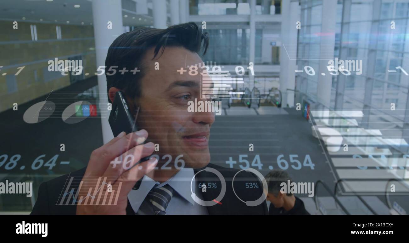 Image du traitement des données financières sur homme d'affaires biracial à l'aide d'un smartphone. Commerce mondial, réseaux, connexions, informatique et traitement des données c Banque D'Images