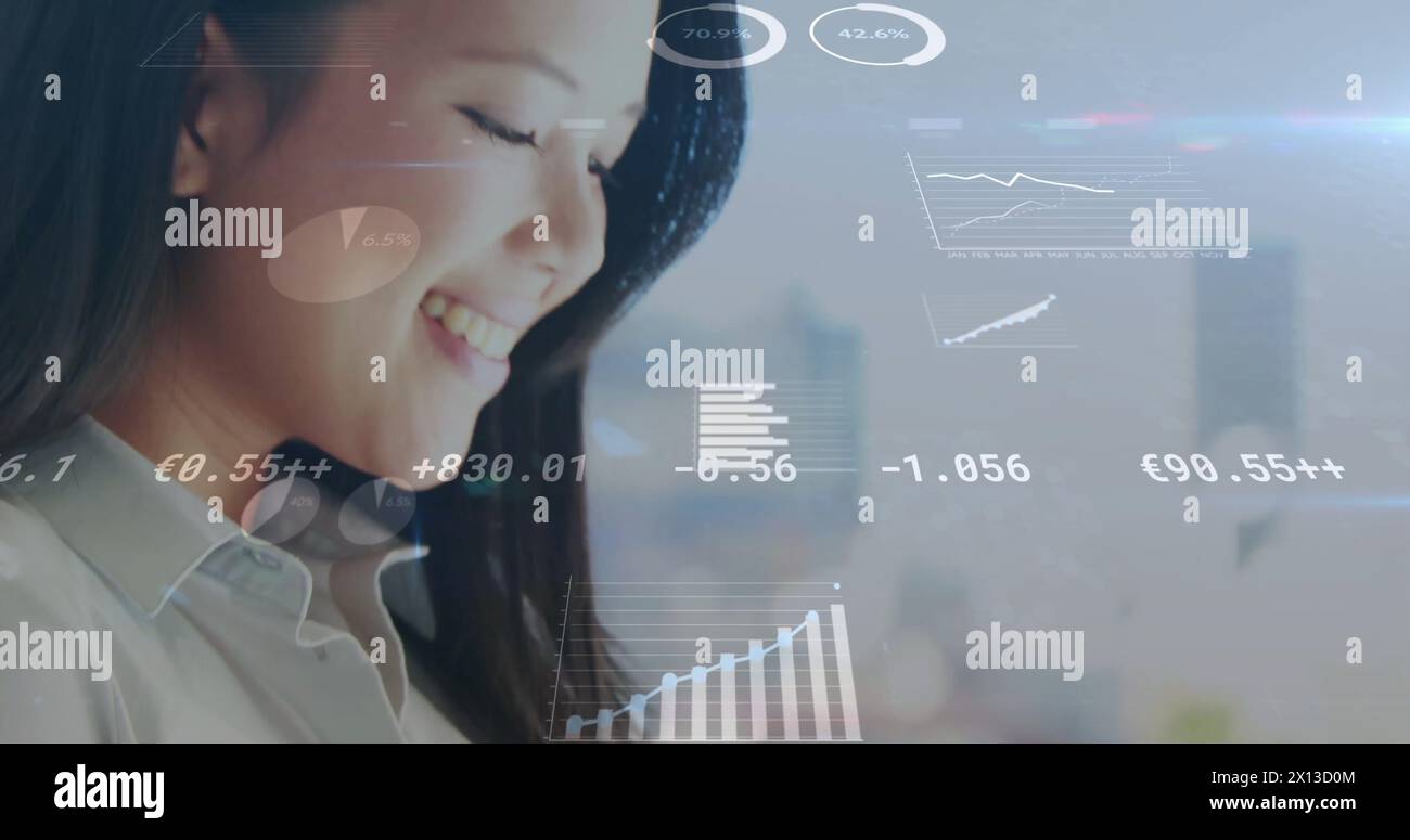 Image du traitement des données financières sur femme d'affaires caucasienne à l'aide d'un smartphone Banque D'Images