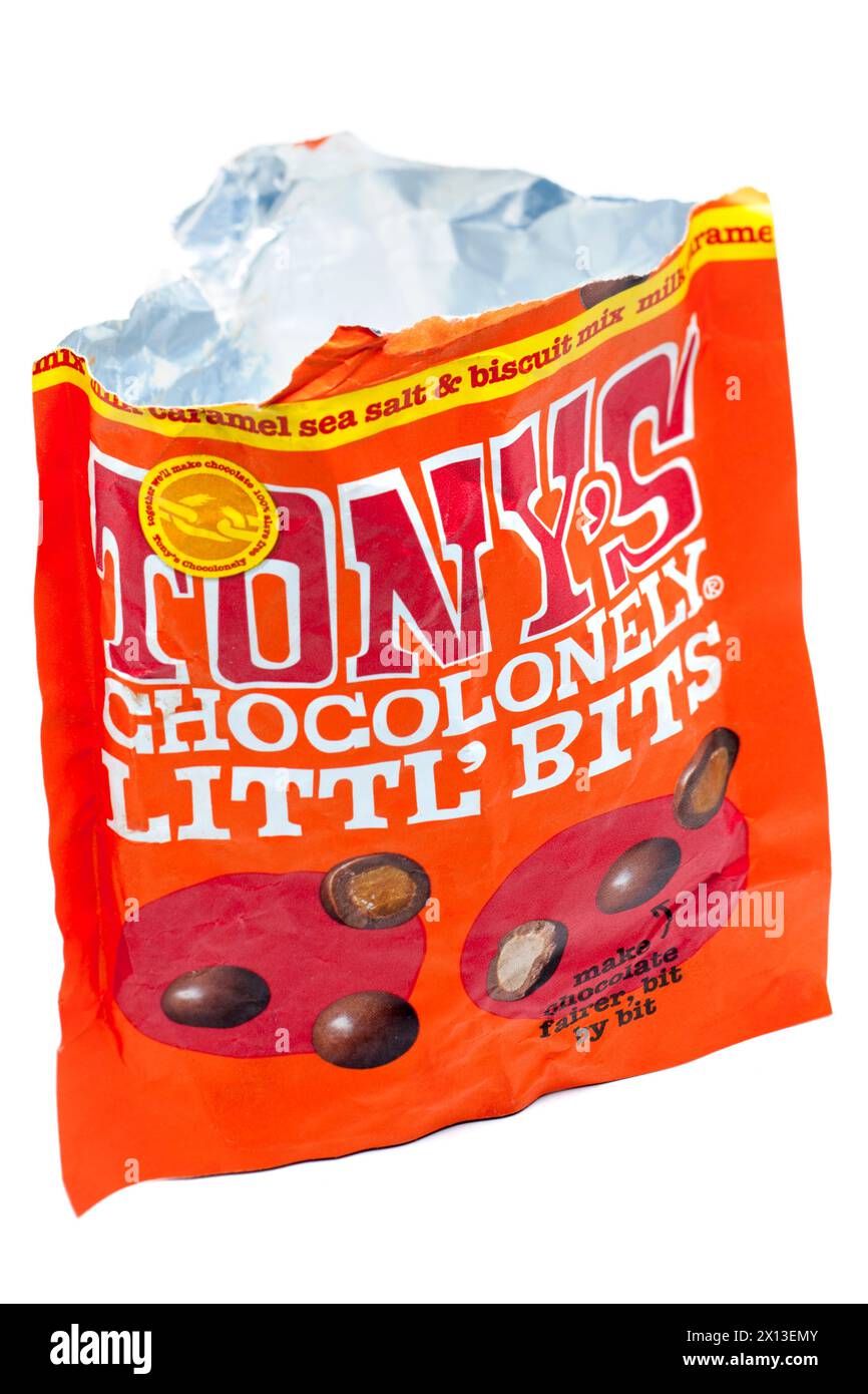 100 grammes paquet vide de Tonys Tasty Chocolonely Littl bits chocolat caramel, sel de mer et mélange de biscuits, friandises sucrées sur un fond blanc Banque D'Images