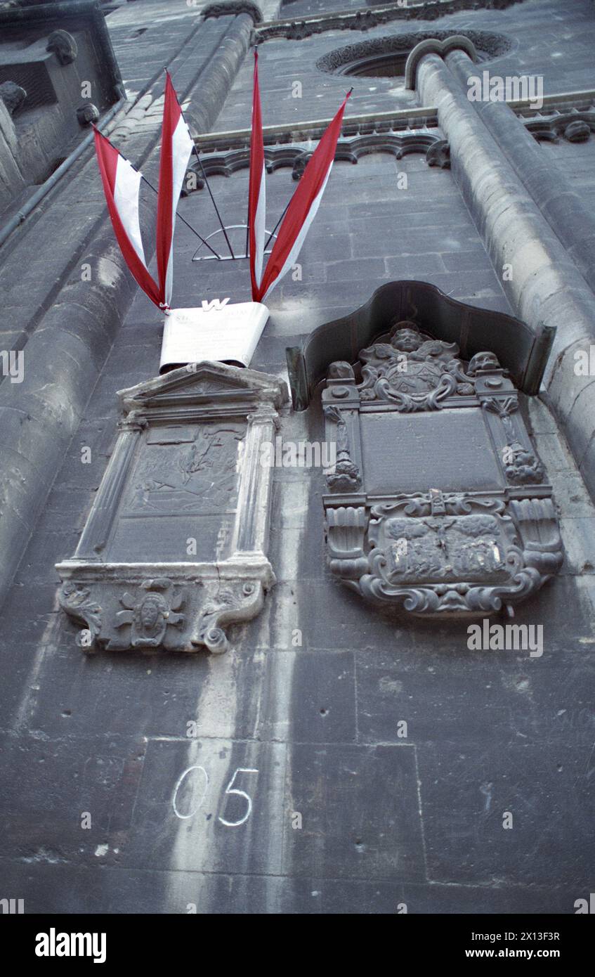 Vienne le 15 février 1995 : le signe secret du groupe de résistance '05' qui a combattu contre le régime nazi pendant la seconde Guerre mondiale, peut être vu sous un tableau de commémoration à l'occasion La cathédrale Stephan. - 19950215 PD0005 - Rechteinfo : droits gérés (RM) Banque D'Images