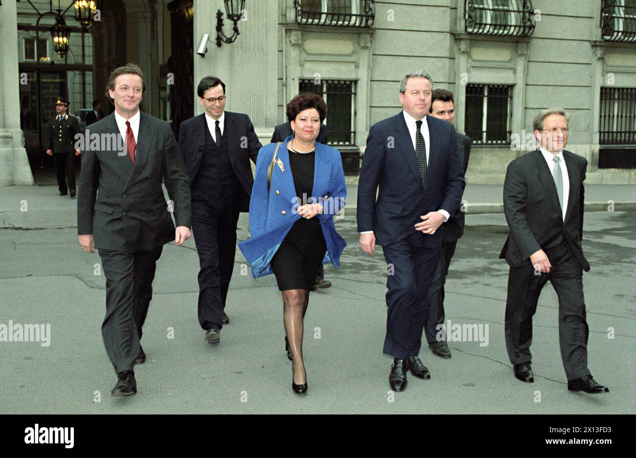 Vienne le 6 avril 1995 : inauguration de quatre nouveaux ministres SPOE à la Hofburg de Vienne. Sur la photo : le chancelier fédéral Franz Vranitzky (3.F.l.), la ministre des affaires féminines Helga Konrad, le ministre des finances Andreas Staribacher, le ministre de l'intérieur Caspar Einem et le ministre social Franz Hums, ainsi que le secrétaire d'État aux services publics Karl Schlög (au dos). - 19950406 PD0008 - Rechteinfo : droits gérés (RM) Banque D'Images