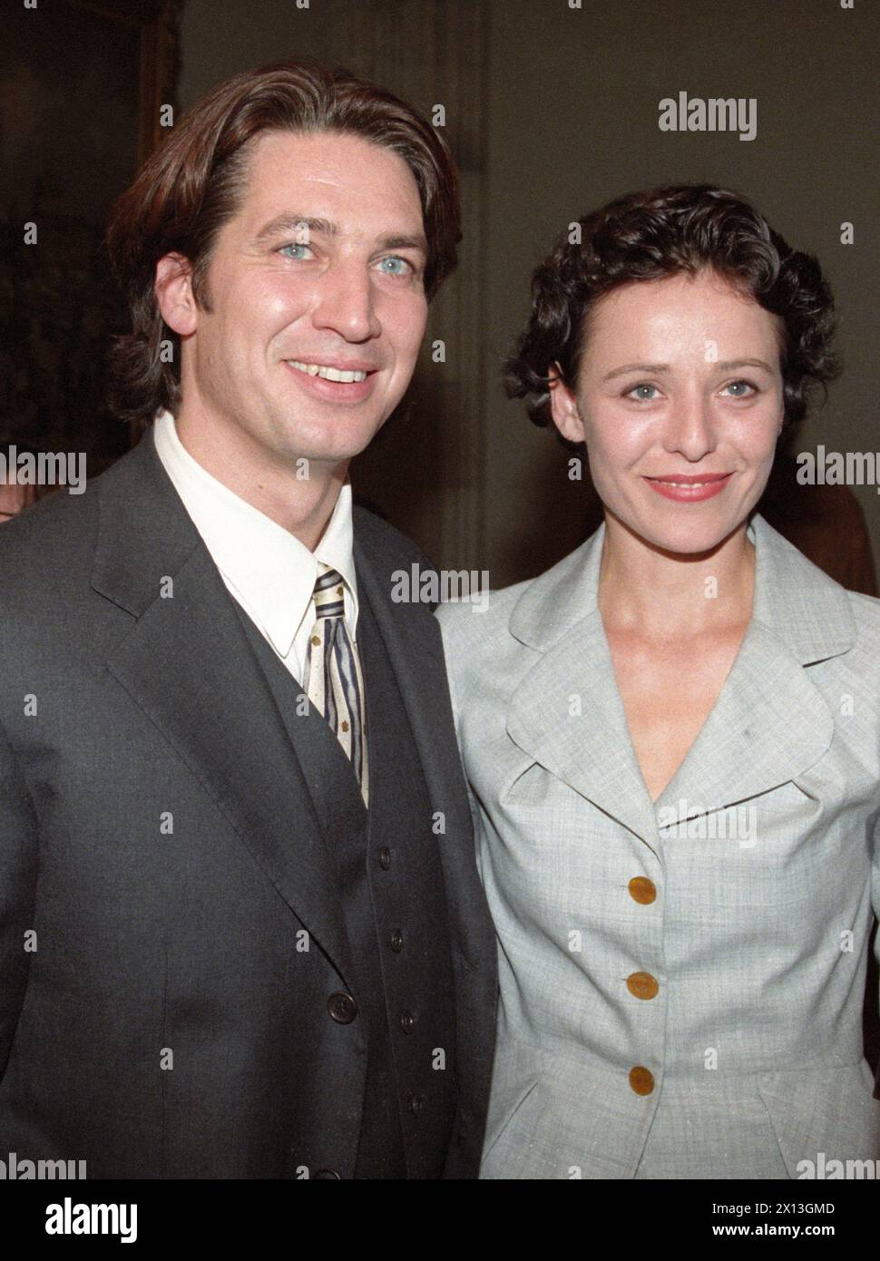 L'acteur autrichien Tobias Moretti (Kommissar Moser) avec son actrice universitaire Daniela Gaets après la présentation de la deuxième saison de la série télévisée 'Kommissar Rex' à Vienne le 6 octobre 1995. - 19951006 PD0014 - Rechteinfo : droits gérés (RM) Banque D'Images