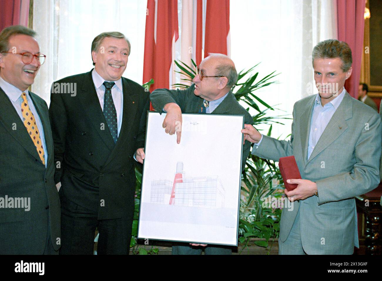 L’architecte autrichien Gustav Peichl construira un centre culturel à Triest. Il présente son plan à la mairie de Vienne le 14 novembre 1995. Photo (g.-d.) : le conseiller municipal Hannes Swoboda (Parti social-démocrate), le maire de Vienne Michael Häupl (Parti social-démocrate), Gustav Peichl et le maire de Triest Riccardo Illy. - 19951114 PD0010 - Rechteinfo : droits gérés (RM) Banque D'Images