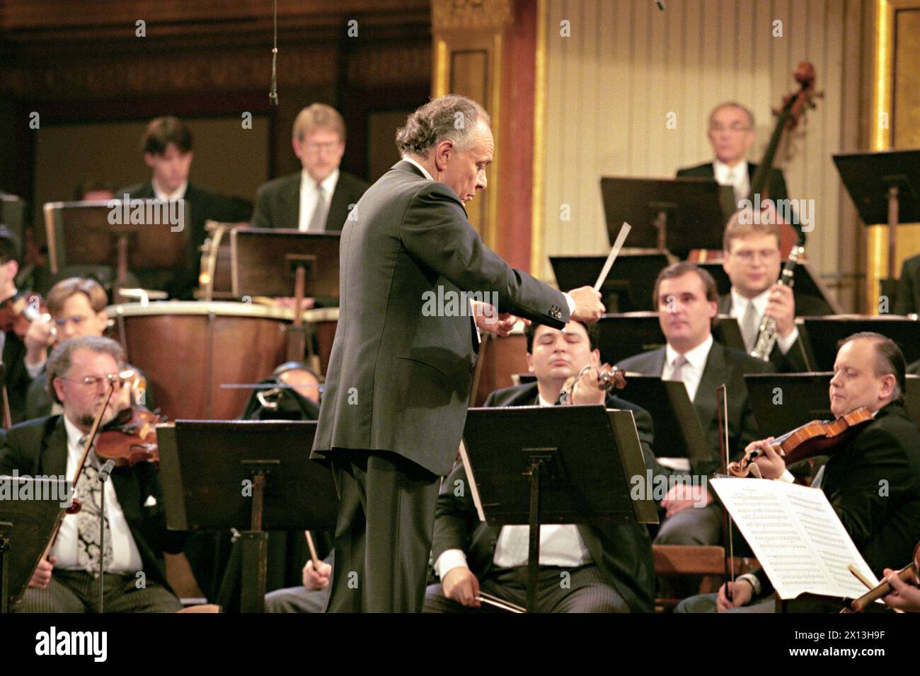 Lorin Maazel est le chef d'orchestre du célèbre concert du nouvel an viennois avec l'Orchestre philharmonique viennois. Photo : Lorin Maazel à la répétition générale le 30 décembre 1995. - 19951230 PD0013 - Rechteinfo : droits gérés (RM) Banque D'Images