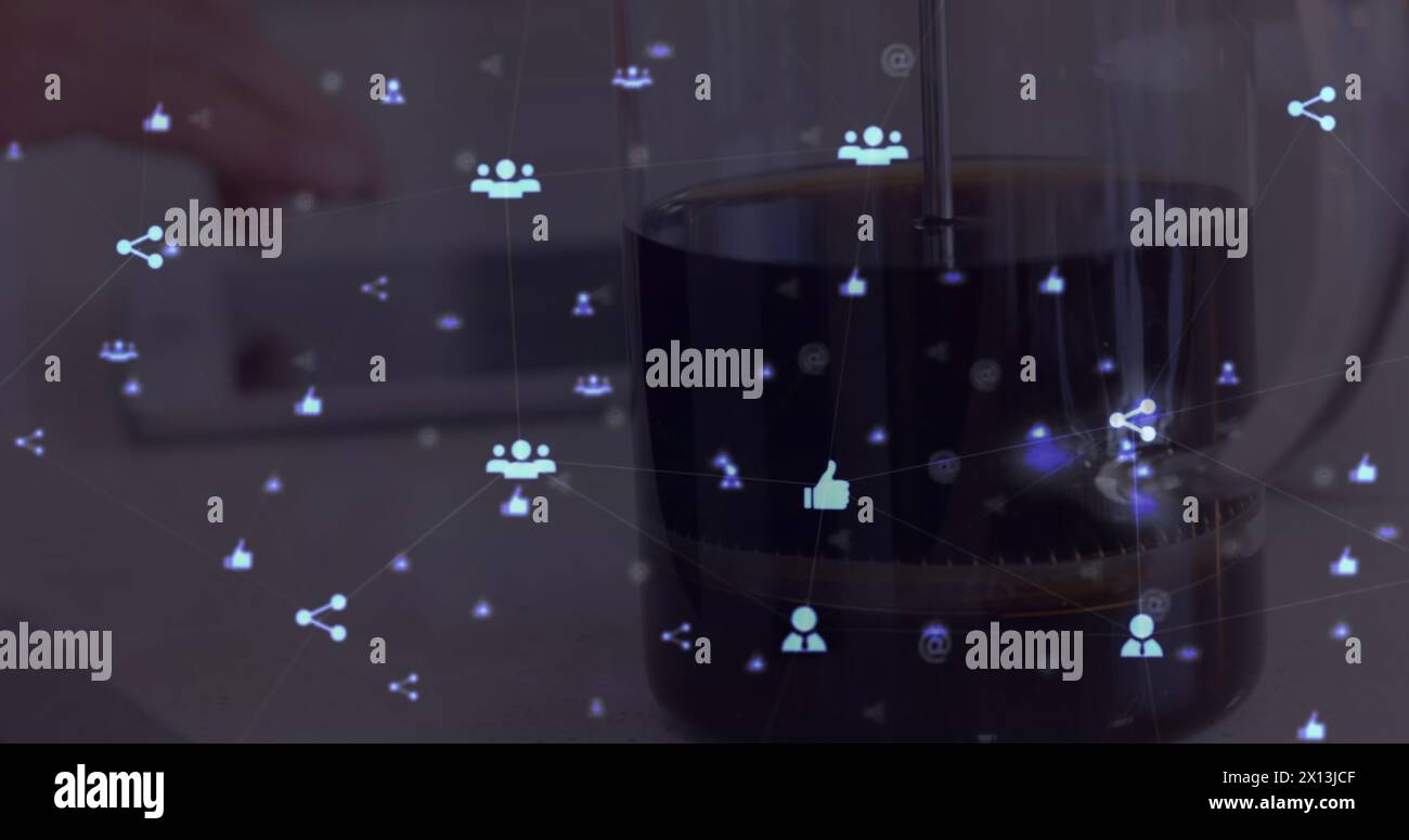 Image de toile de connexions avec des icônes flottant sur les mains d'un homme utilisant une tablette numérique Banque D'Images