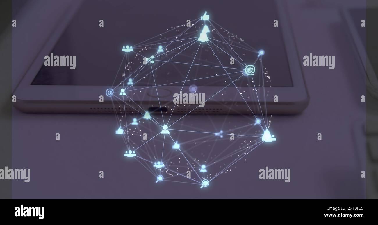 Image d'un réseau de connexions avec des icônes flottant au-dessus d'un bureau avec un ordinateur portable, une tablette et un smartphone Banque D'Images