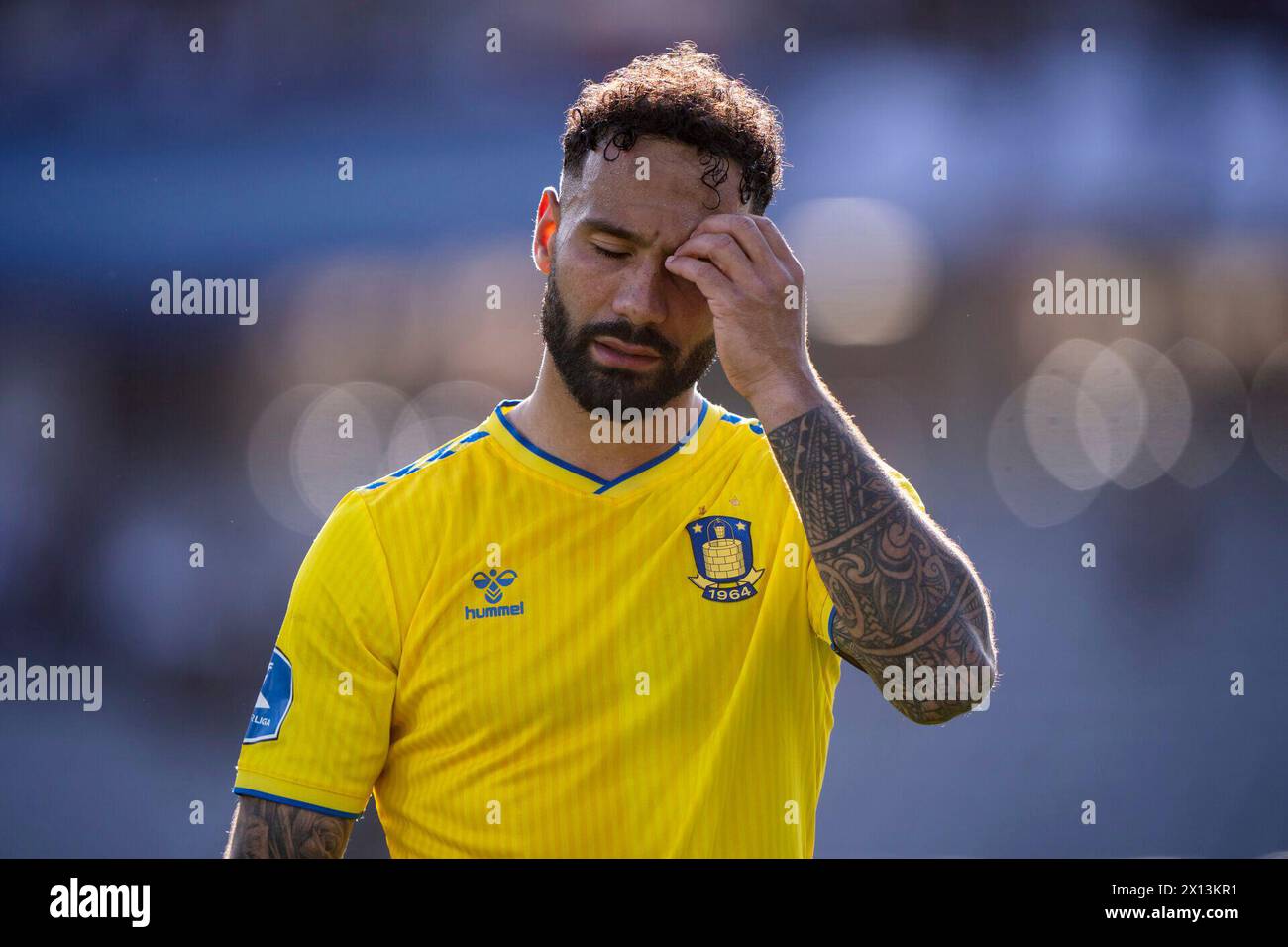 14 avril 2024, Aarhus, Danemark. Brøndbys Sean Klaiber på vej ud for at Hilse på de medrejsende fans efter 2-2 i superligakampen mellem AGF og Brøndby IF på Ceres Park i Aarhus søndag den 14. avril 2024.. (Foto : Bo Amstrup/Ritzau Scanpix) crédit : Ritzau/Alamy Live News Banque D'Images