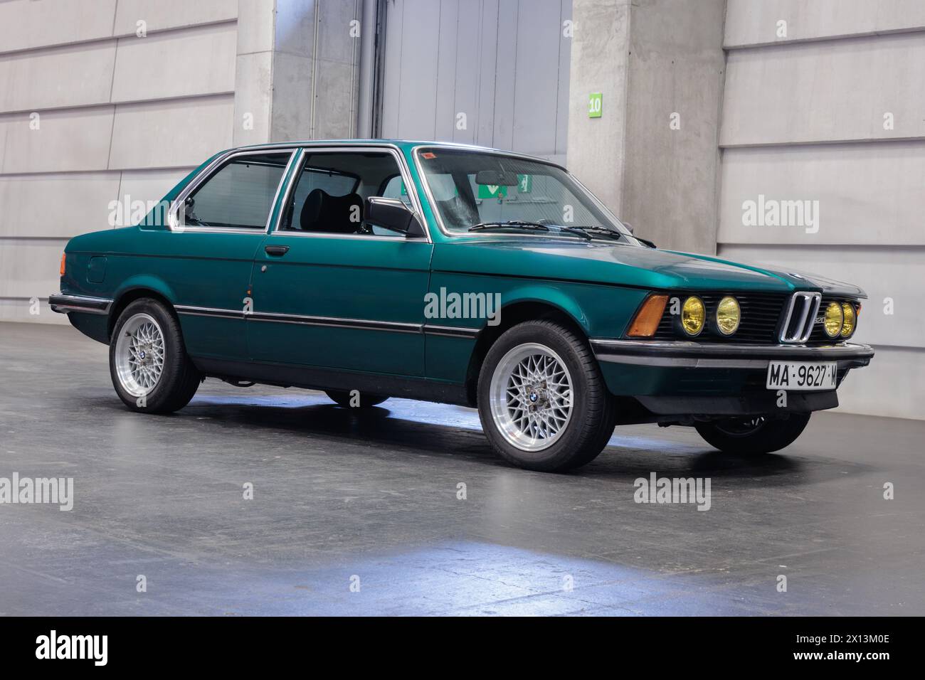 Bilbao, Espagne-11 novembre 2023 : BMW série 3 (E21) - modèle 320 avec deux phares dans le stationnement intérieur Banque D'Images