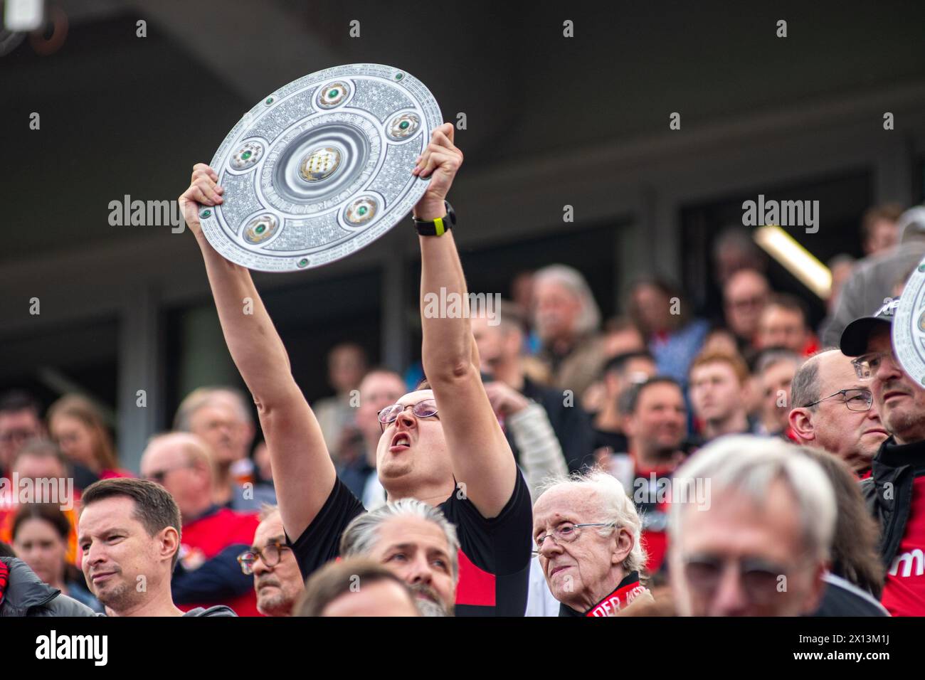 Leverkusen, Rhénanie du Nord-Westphalie, Allemagne. 14 avril 2024. Un fan de Bayer Leverkusen détient une copie du trophée de la Bundesliga avant le match Bundesliga 29 entre Bayer Leverkusen et Werder Brême dans la BayArena de Leverkusen, Rhénanie du Nord-Westphalie, Allemagne, le 14 avril 2024. Crédit : ZUMA Press, Inc/Alamy Live News Banque D'Images