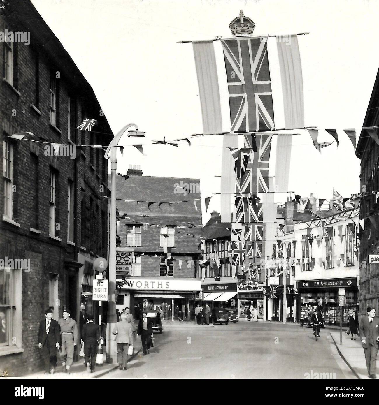 Bridge Street, Salisbury, Wiltshire. Royaume-Uni circa 1953. Copie d'une photo qui aurait été prise des célébrations du couronnement de la Reine en 1953 Banque D'Images