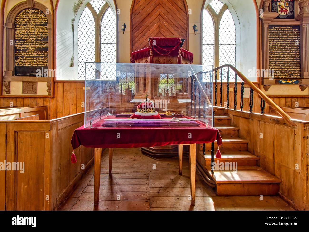 Kinneff Old Church Aberdeenshire Écosse intérieur avec réplique des joyaux de la Couronne ou honneurs de l'Écosse dans un étui en plastique Banque D'Images