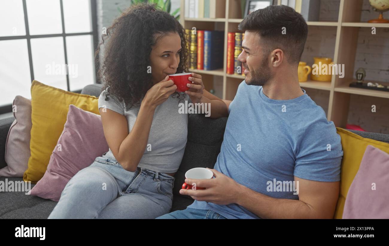 Un homme et une femme partagent un moment agréable avec un café sur un canapé dans un salon moderne Banque D'Images