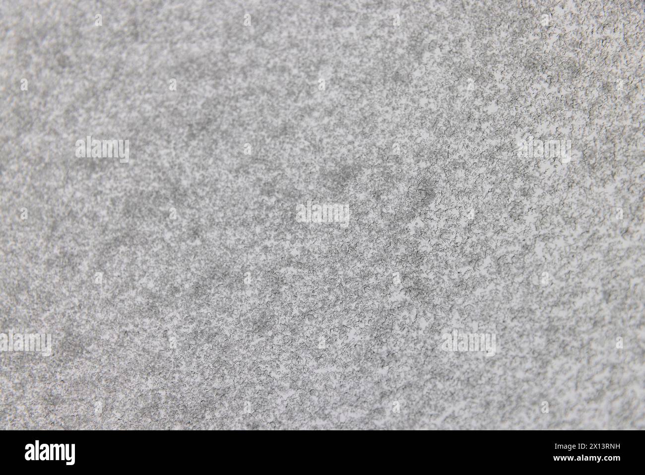 verre de voiture couvert de neige pendant une chute de neige, verre de voiture dans la neige pendant les gelées d'hiver sur une journée nuageuse Banque D'Images