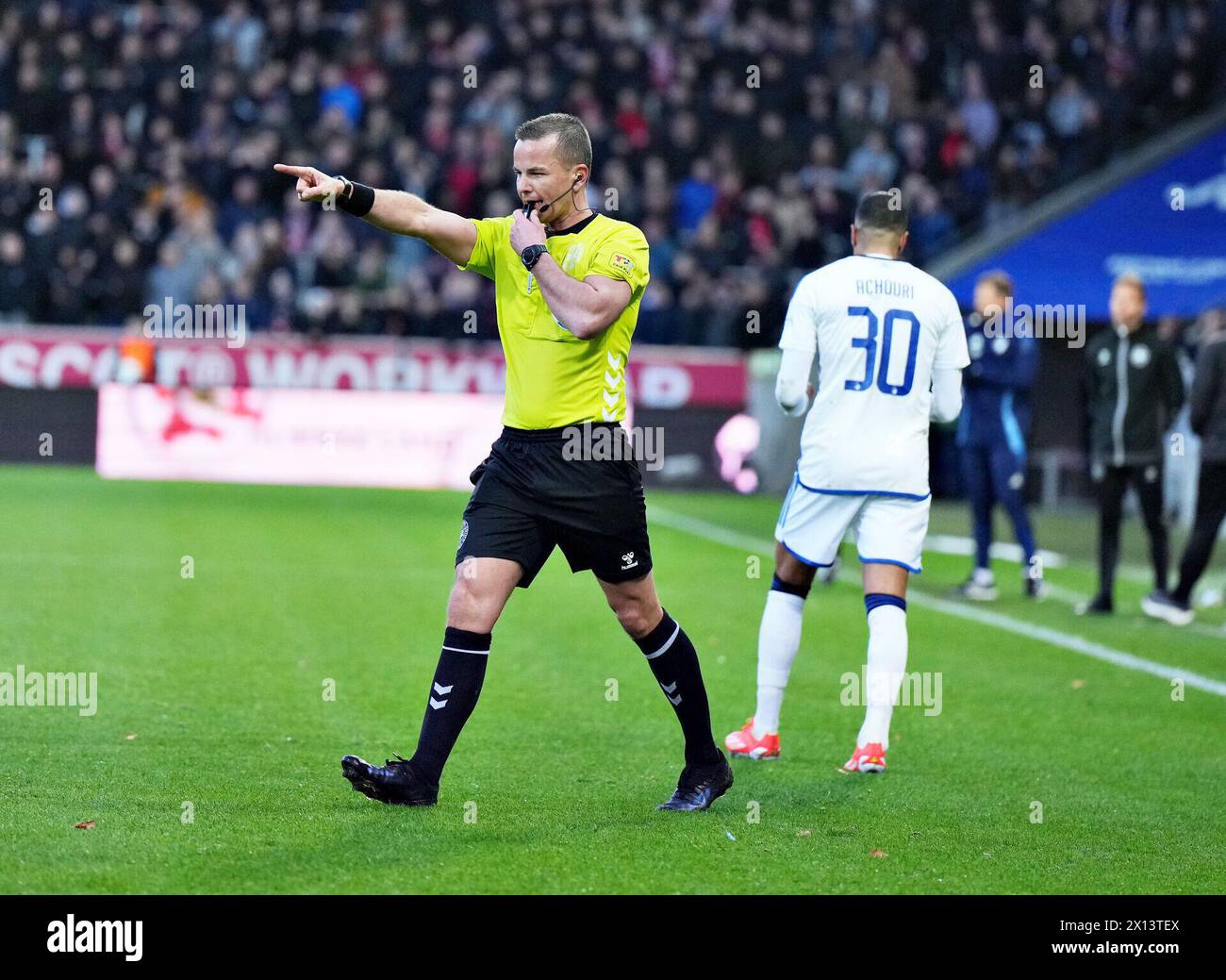 14 avril 2024, Herning, Danemark. Dommer Morten Krogh dømmer straffe til FCK efter VAR i superligakampen mellem FC Midtjylland og FC København på MCH Arena i Herning, søndag den 14. avril 2024.. (Foto : Henning Bagger/Ritzau Scanpix) crédit : Ritzau/Alamy Live News Banque D'Images